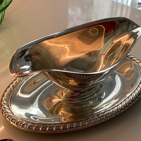 Silver Plated Gravy Boat with Under-plate and Ladle - Picture 12 of 13